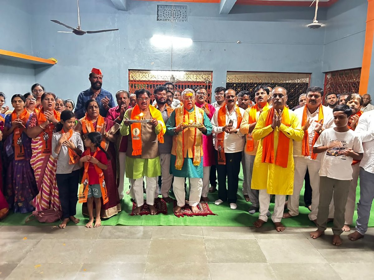 RaghunathGharm2's tweet photo. सिल्लोड येथे शिवसेना नेते मा.चंद्रकांत खैरे साहेब यांच्या हस्ते राम मंदिरात रामरक्षा पठण* तालुकाप्रमुख रघुनाथ घरमोडे , मच्छिद्र धाडगे, दशरथ सुरडकर , प्रकाश वराडे उपस्थित होते . @ShivsenaUBTComm @AUThackeray https://t.co/oQ8K1kPrWS