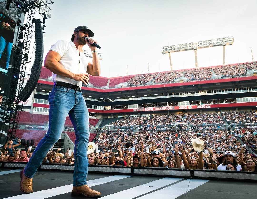 RileyGreen24985's tweet photo. When you see your pops in the front row of a stadium show there is only one thing you can do...."get that man a beer @countrymusic https://t.co/PAKCp2lMq4