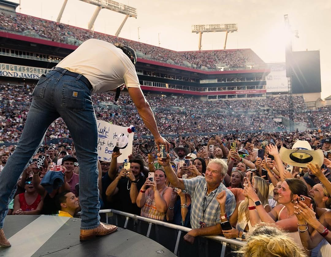 RileyGreen24985's tweet photo. When you see your pops in the front row of a stadium show there is only one thing you can do...."get that man a beer @countrymusic https://t.co/PAKCp2lMq4