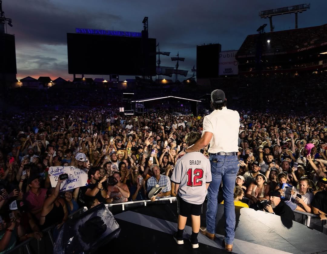 RileyGreen24985's tweet photo. When you see your pops in the front row of a stadium show there is only one thing you can do...."get that man a beer @countrymusic https://t.co/PAKCp2lMq4