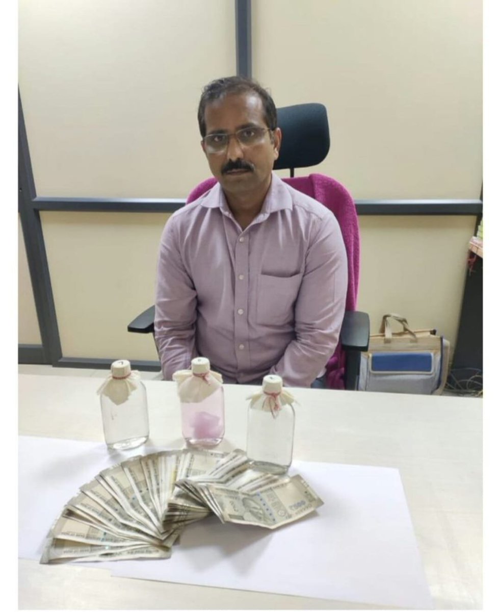 jsuryareddy's tweet photo. Disproportionate Assets case registered by ACB against Divisional Engineer, #REDCO , #Hyderabad , #ACB Unearthed (4 Residential Flats, G+3 Commercial Building, G+5 Commercial Buildings, 10 Apartments,...) worth ₹28.14 crore (Market value over ₹50 crore).
#DisproportionateAssets case booked by Telangana ACB's City Range-2 team, against Mutyam Venkata Ramana, Divisional Engineer, REDCO (Renewable Energy Development Corporation), Khairathabad, Hyderabad as he has acquired assets by indulging in Corrupt practices and dubious means during his service.
Telangana Anti-Corruption Bureau (ACB) conducted searches on Wednesday July 22, at his house, office and 7 other places belonging to his relatives, associates and benamidars.
During Searches ACB found:
🔹 4 Residential Flats (worth Rs.1,23, 46,000/-) at Serilingampally and Kukatpally
🔹 1 G+3 Commercial Building 160 sq.yards ( Valued Rs.1,82,00,000/-) at Anjaneya Nagar, Kukatpally
🔹 1 G+5 Commercial building 250 sq. yards (valued Rs.3,90,03,550) at Guttala Begumpet village, Serilingampally
🔹 10 Residential Apartments (Rs.20 crore) at Anjaneya Nagar, Moosapet, Kukatpally (AO had significant investments in construction sector through 4 Construction firms registered in the name of his wife)
(Market value of the properties is expected to be many times higher than the official value).
Furthermore ACB seized:
🔹 Bank balances - Rs.52,02,585/-
🔹 Gold Ornaments - 2,094 grams (valued Rs.40 lakhs)
🔹 3 vehicles (valued Rs.45 lakhs) - Kia, Mahindra, Baleno
🔹 Household Articles & Electronic Gadgets (Rs.30 lakhs)
🔹 20 Liquor bottles (19 Foreign Liquor bottles and 1 IMFL) valued Rs.2.50 lakhs
Total estimated value of the assets Rs.27,65,02,135/-
On 12.12.2019 the AO, while working as Divisional Engineer (Technical) at the O/o Superintending Engineer (Operations), Cyber City Circle, allegedly caught while accepting Bribe of Rs.25,000/-, on the trap net cash of Rs.26,52,000/- and Gold ornaments Rs.22,60,565 were seized.
Grand Total value of the assets are estimated at about Rs.28,14,14,700/-
The Accused Officer is being produced before the Special Judge for SPE & ACB cases, for Judicial remand.
The case is under investigation.