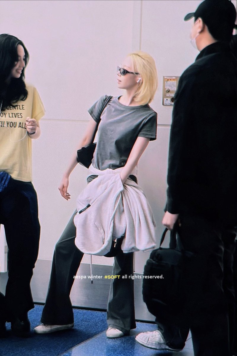 softwwinter's tweet photo. 260723 HND #윈터 #WINTER #에스파 #aespa https://t.co/jXL9GdxJ7j