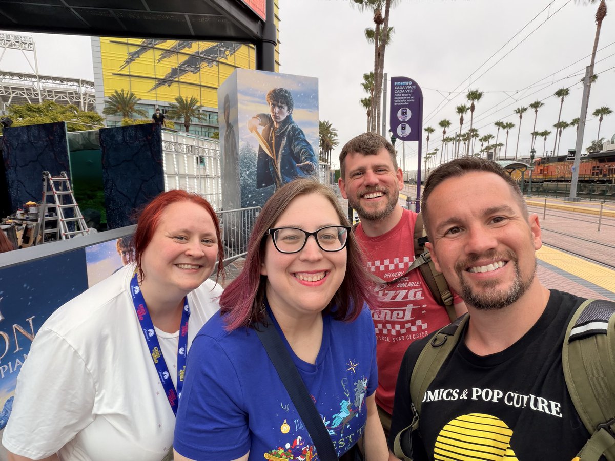 Marcus_Conner's tweet photo. Always love running into my favorite celebrities. Thanks for all your help every year! @SD_Comic_Con @kerrydixon @Siege36 https://t.co/lIMAgvAOnQ