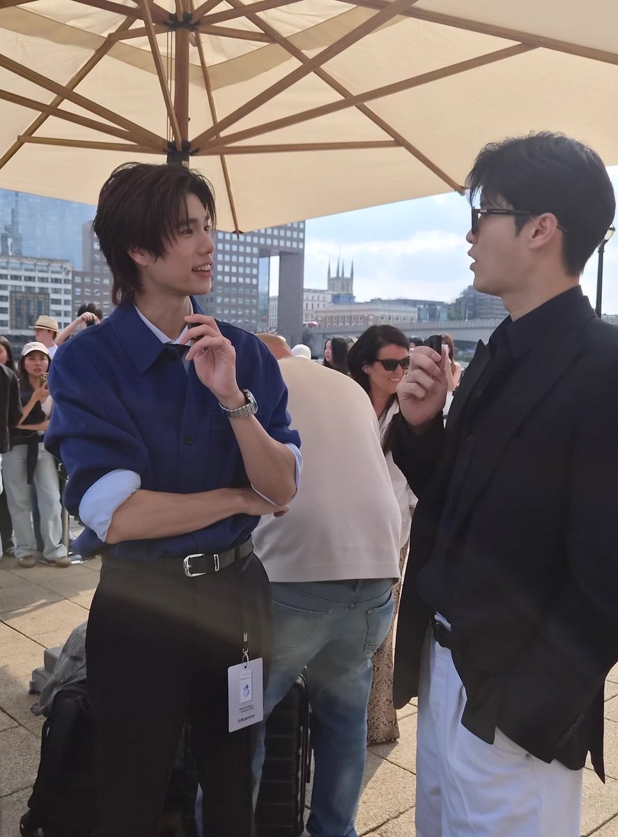 PhuwinOfficial's tweet photo. ภูวินทร์กำลังสัมภาษณ์กับพี่เคน The standard รอติดตามเลย

IGS : pounderling

PHUWIN SAMSUNG IN LONDON

❥@phuwintang🍯
#phuwintang
#GalaxyxPhuwin
#GalaxyUnpacked
#GalaxyZFold8 https://t.co/5IDFZnFDyM