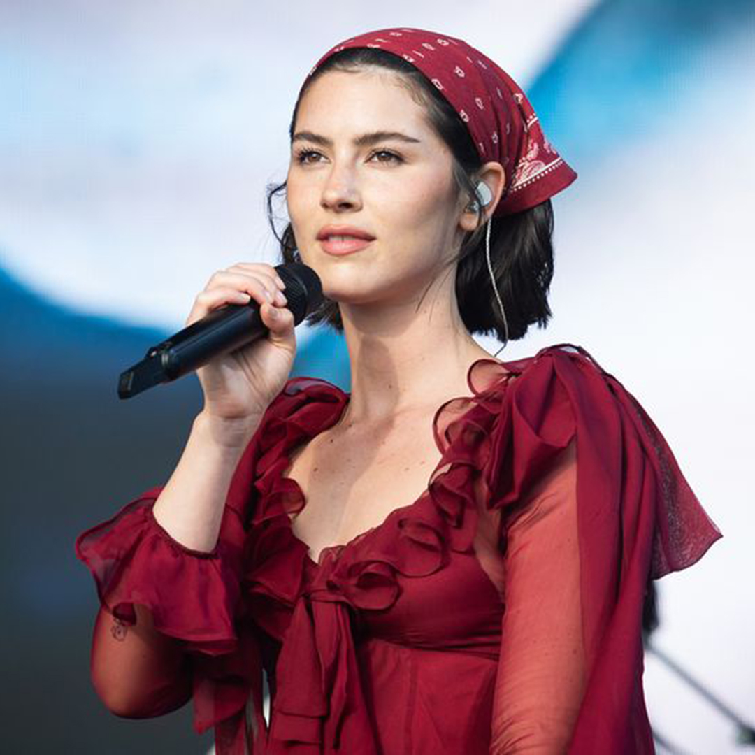 hitsradiouk's tweet photo. Gracie Abrams releases TWO bonus tracks for 'Daughter From Hell'! Find out how to get them below 👇
https://t.co/mq3YA2TNLX https://t.co/nrSQt7EdgJ