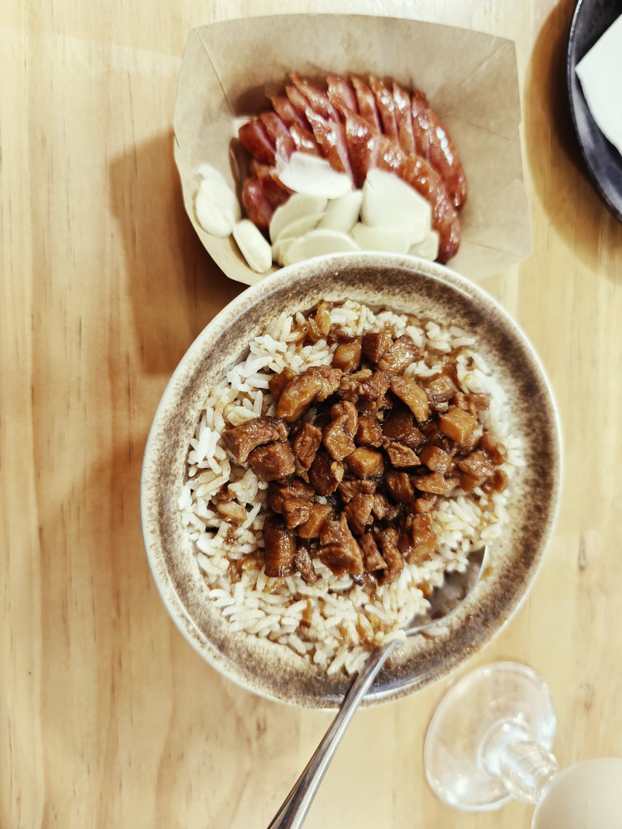 BISMRKJOHN's tweet photo. ���湾の高雄ルーローハンとガーリックスライス入りソーセージは本当に美味しいです。 https://t.co/ORSV4vOW5m