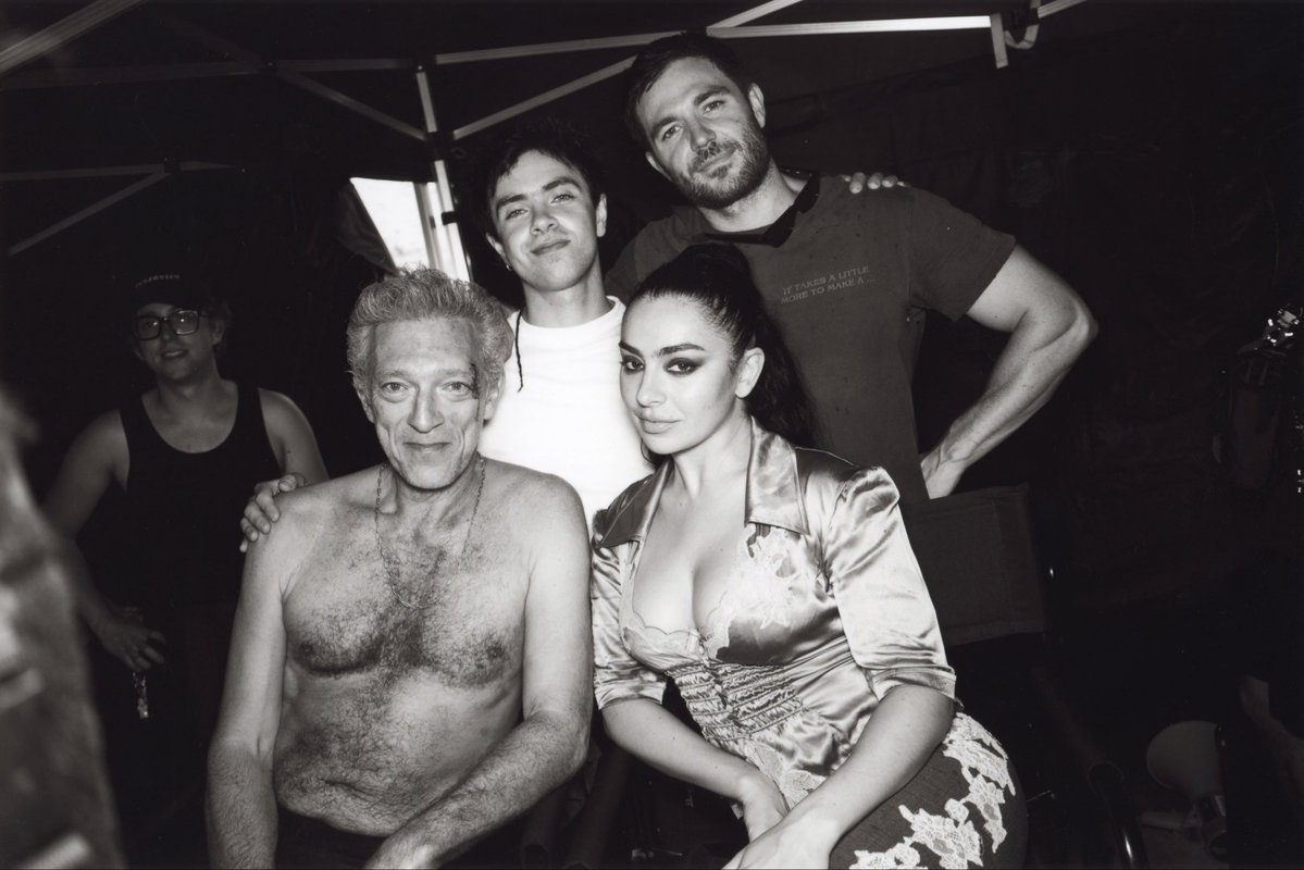 charli_xcx's tweet photo. when the cameras onnnnnnnnnnn https://t.co/g1IB8LNeF1