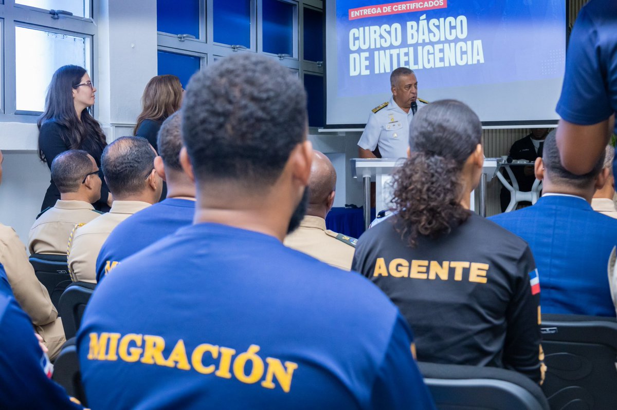 MigracionRDo's tweet photo. 119 agentes culminan el Curso Básico de Inteligencia. Ética, patriotismo y preparación fortalecen una inteligencia migratoria más profesional para apoyar operaciones ágiles y efectivas en beneficio del país. 🇩🇴

#DGM
#MigracionRD https://t.co/UOMlain2QG