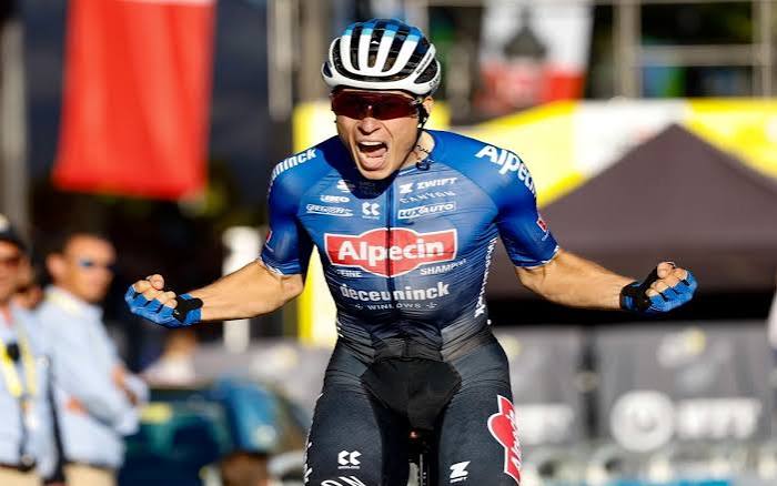 NievesMoya's tweet photo. Jasper Philipsen finalmente lo logra! belga se redime con una victoria en una etapa de escapada de locura.
Philipsen se ha alzado con la victoria en la 17ª etapa del Tour. En un sprint donde fue claramente el más rápido, impulsado por Mathieu Van der Poel que le hizo de lanzador. https://t.co/i3LKndF27i