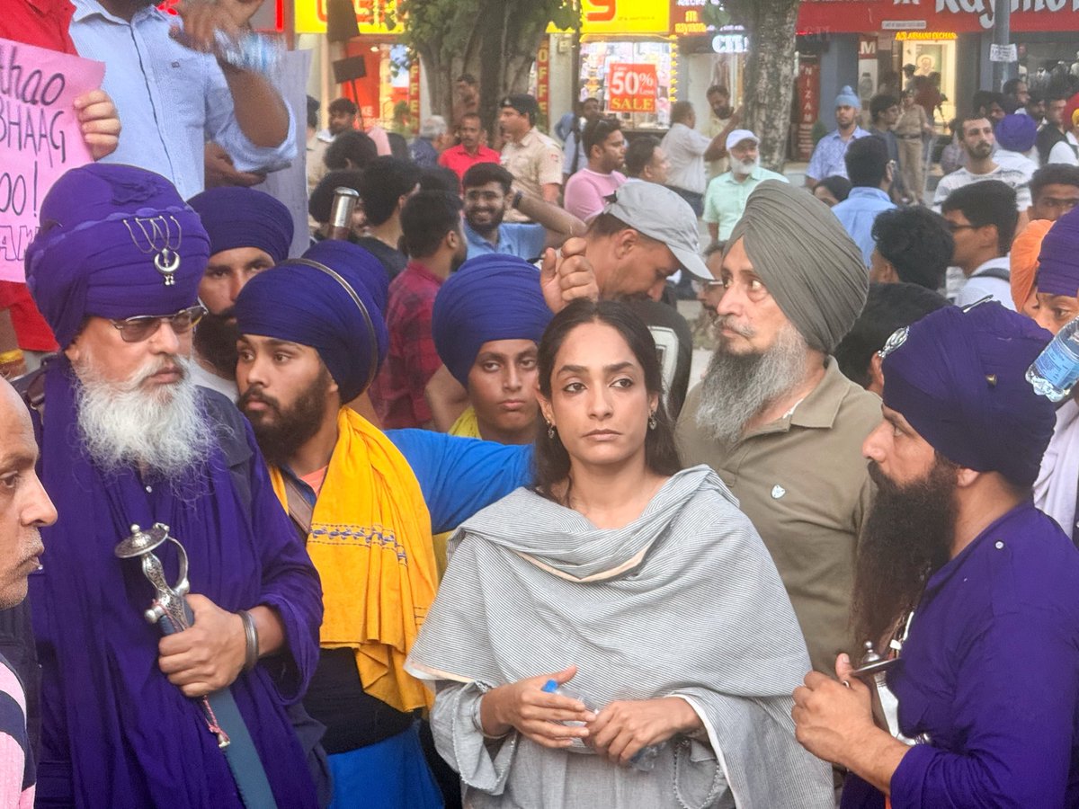 DrRituSingh_'s tweet photo. आज चंडीगढ़ सेक्टर-17 में छात्रों और युवाओं के समर्थन में आयोजित विरोध प्रदर्शन में आप सब के बीच 🙏🏽

हमारी स्पष्ट मांग है कि शिक्षा मंत्री अपने पद से इस्तीफा दें और जंतर-मंतर पर आंदोलनरत छात्रों की जायज़ मांगों को तत्काल स्वीकार किया जाए।

युवा देश का भविष्य हैं। उनकी आवाज़ को दबाया नहीं जा सकता। शिक्षा, न्याय और समान अवसर हर छात्र का अधिकार है।

हम छात्रों और युवाओं के साथ पूरी एकजुटता से खड़े हैं और उनकी लोकतांत्रिक आवाज़ का समर्थन करते रहेंगे।
#jaibim #neetpaperleak