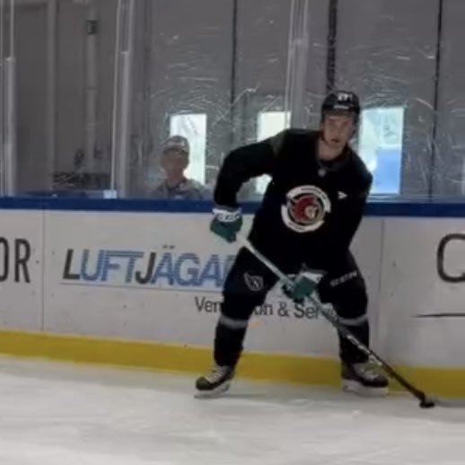 eklundism's tweet photo. eky training in his new gear but he still has the teal gloves 🥲 https://t.co/r3L2pRFSpX