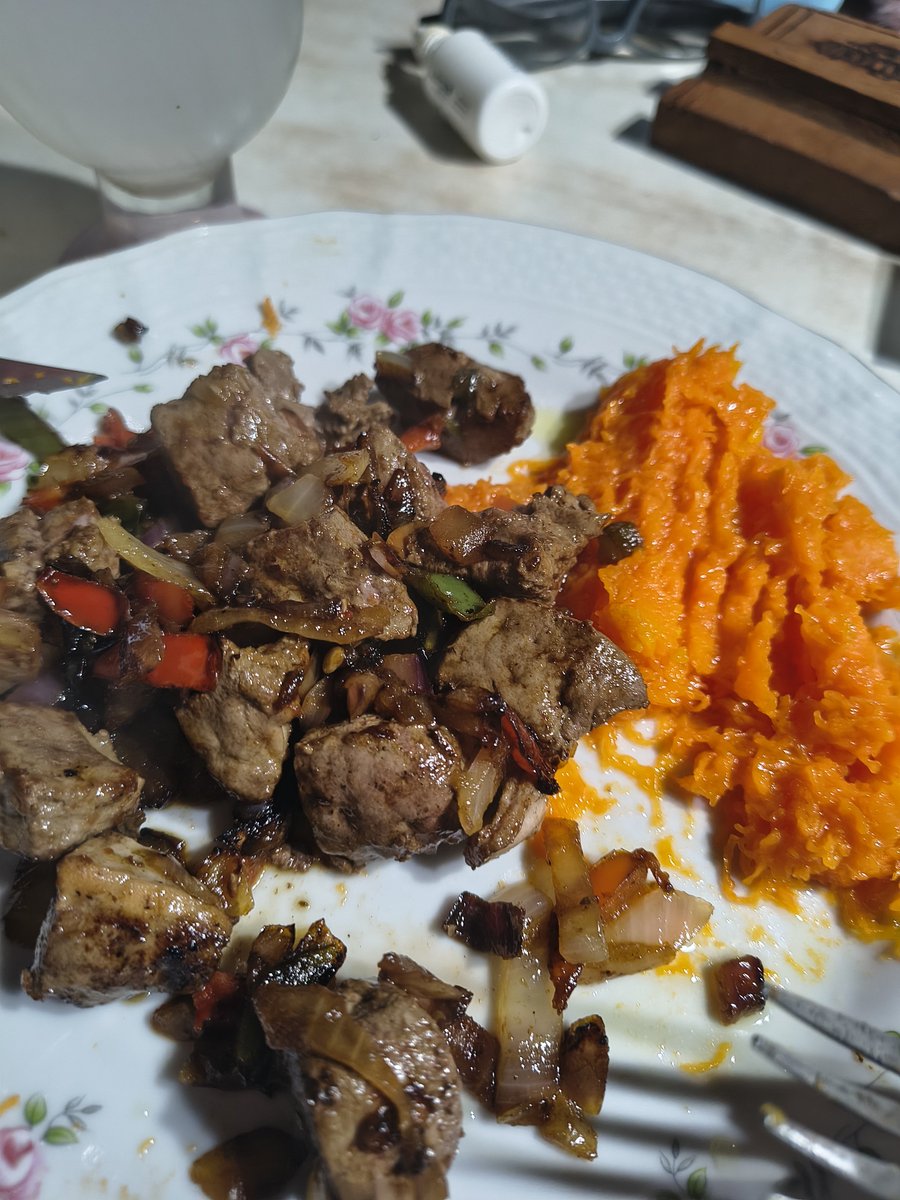 MGA1070's tweet photo. #NUESTRATARDE  Hola Roxi hola a todos!!!
 Hígado salteado con verduras y puré de zapallos. Beso! Gaby La Plata https://t.co/Ua24JY2IWg