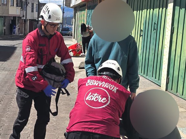 istcre's tweet photo. #ReporteDeAtenciónISTCRE 🚑

 Atendimos a un paciente que sufrió una caída mientras conducía una motocicleta.

Se realizó la valoración prehospitalaria, tratamiento inicial y estabilización por múltiples contusiones.

 #ECU911 #Emergencias #AccidenteDeTránsito https://t.co/4FvbZK0Dbf
