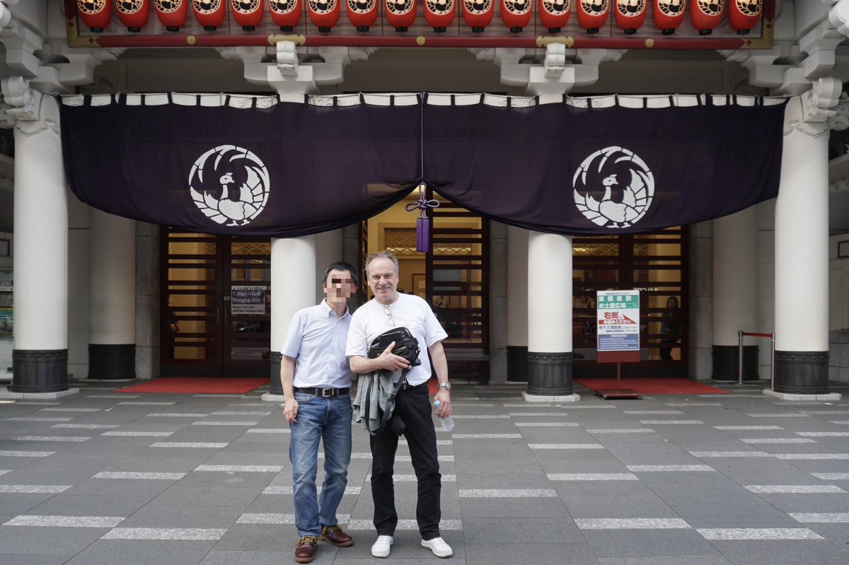 texas78712's tweet photo. 東京交響楽団前音楽監督のジョナサン・ノットさん、実は先週より来日してました。昨年末のマラ9、ジルヴェスターの音源編集の仕事を終え、歌舞伎を一緒に観劇。廻り舞台が歌舞伎発祥であることに驚いてました。一般から歌舞伎役者になれるのか、なぜ難しいのかなど歌舞伎に深く興味を持ったようです。 https://t.co/BR9oOrGiyX