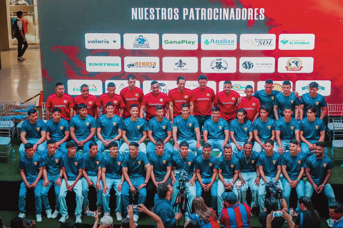 CDeportivoFAS's tweet photo. 𝑳𝑨 𝑭𝑨𝑴𝑰𝑳𝑰𝑨 𝑬𝑺𝑻𝑨 𝑪𝑶𝑴𝑷𝑳𝑬𝑻𝑨 🐯🔴🔵

Gracias a cada aficionado que hizo vibrar nuestra presentación oficial. Su energía será el motor que nos impulse durante todo el torneo.
 ¡Este camino lo recorremos juntos! 🏆

#CDFAS #REYDECOPAS https://t.co/XndavjfrP7