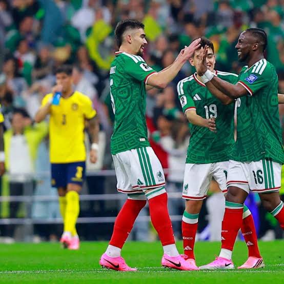PremioSlotsMX's tweet photo. Blanco y rojo en el corazón. Siempre apoyando a nuestra selección. ⚽🇲🇽 #México #SelecciónMexicana #Fútbol #VamosMéxico https://t.co/nf5S8OuK3e