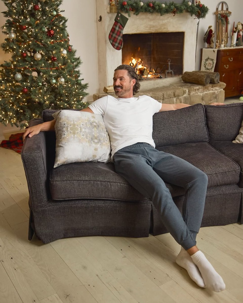 RileyGreen24985's tweet photo. Happy Holidays... If you need some gift ideas, here are a few of my favorite basics from @countrymusic https://t.co/2apaly1LBu