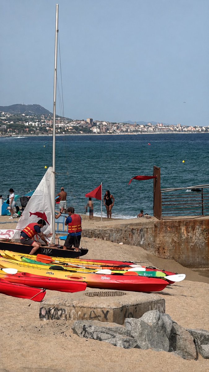 Totbadalona's tweet photo. 🚧 Senyalitzat un tram de la platja dels Pescadors per evitar el pas dels banyistes i prevenir dany, després que part de la barana d’accés al mar per a persones amb mobilitat reduïda quedés soterrada per la sorra arran d’un acte vandàlic i l’onatge dels darrers dies.

#Badalona https://t.co/LTY6KqurWI