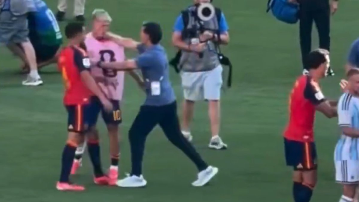 postunited's tweet photo. 🚨🗣️ AYALA: "SI VEO A DANI OLMO, LE PEDIRÉ DISCULPAS EN PERSONA"

🤝 “Fue más un empujón que otra cosa. No fue un puñetazo como quieren decir”

😳 “Fue una reacción a un comentario” https://t.co/7n9XXHnY6M