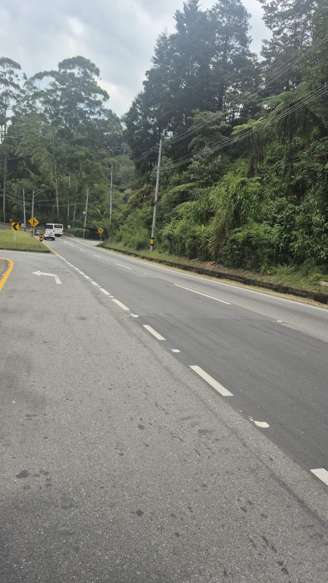 MovilidadCaldas's tweet photo. #ALaHora
Ya fue atendida la situación con el volcamiento del camión en la variante y se restablece movilidad en esta vía. https://t.co/FIPv0FmiTT