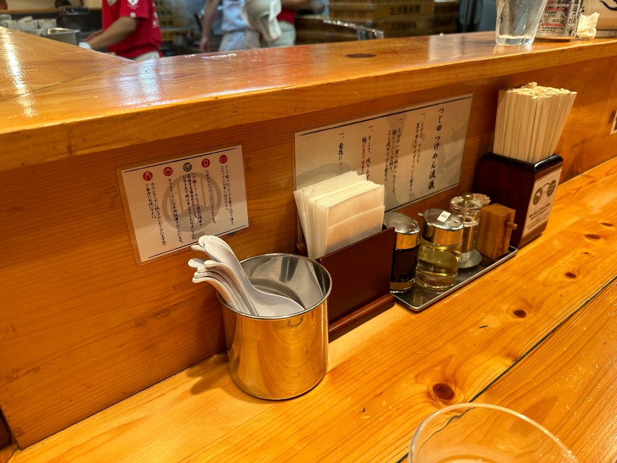 ShanelleGlczs's tweet photo. [Late night stalls where steam curls up, soy sauce flavors fill the air, and a warm bowl of ramen turns quiet nights into gentle little joys. 10pm’s best secret spot, just for tired hearts.]， https://t.co/YYrcAQ46XM