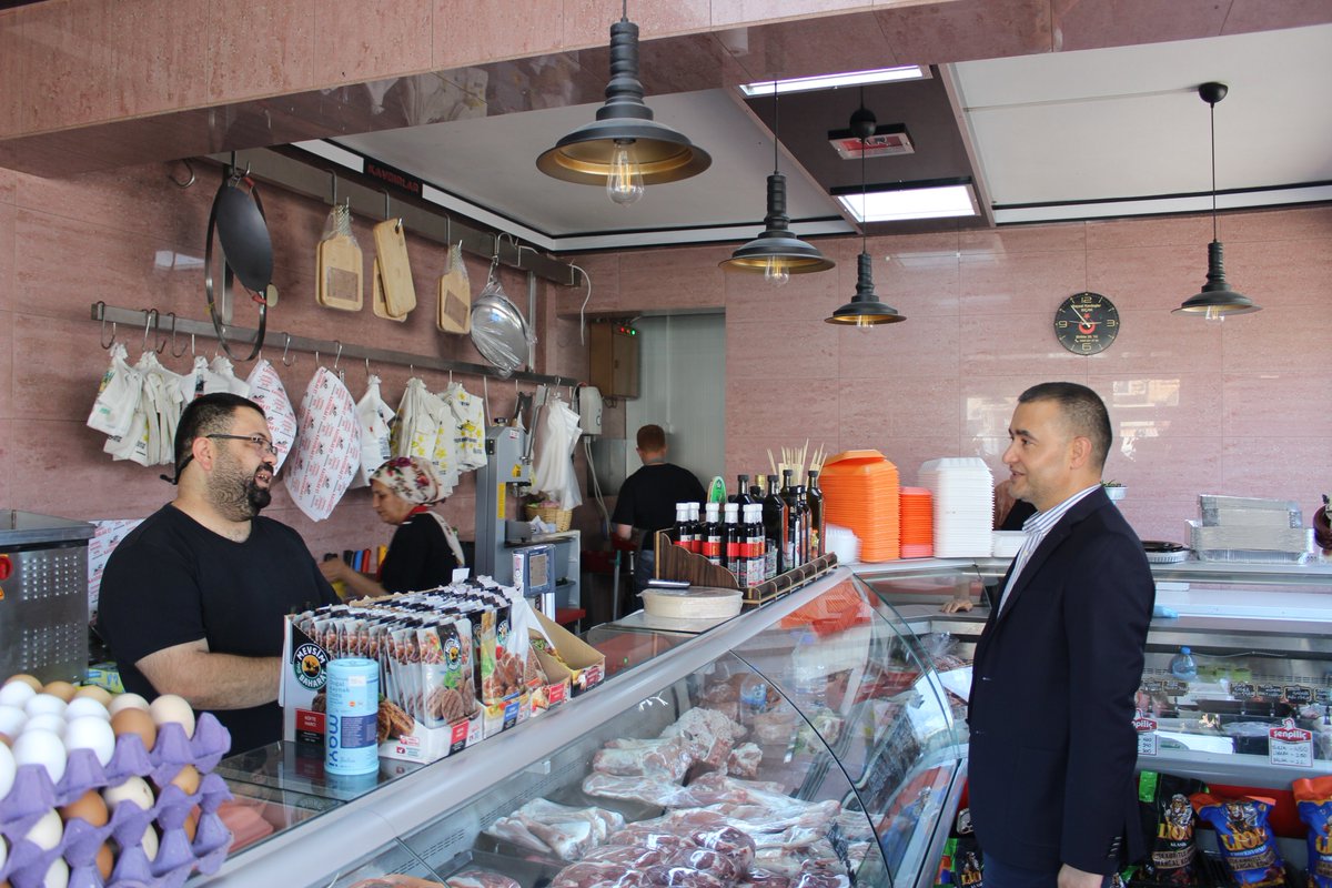 TCAvanos's tweet photo. 📍Açık Pazar Yerinde Esnaf Ziyareti

Kaymakam Osman Bilici, ilçemizin üretim, ticaret ve sosyal hayatına canlılık kazandıran Açık Pazar Yerinde faaliyet gösteren esnafları ziyaret ederek vatandaşlarla bir araya geldi. https://t.co/RK1aR6XDKB