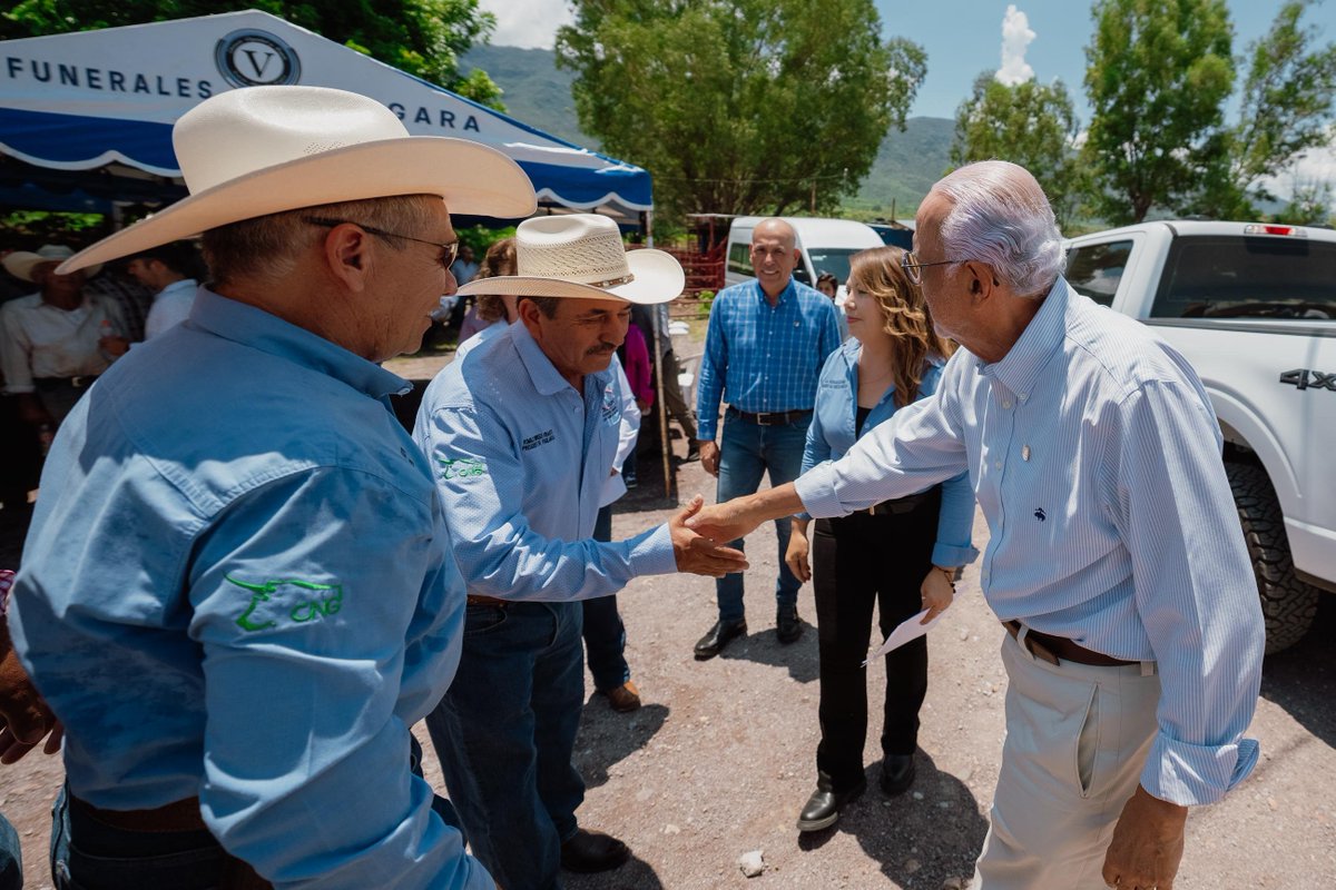 MiguelANavarroQ's tweet photo. En Puente de Camotlán, La Yesca, nos reunimos con ganaderas, ganaderos y comercializadores para fortalecer al sector pecuario. Reafirmamos el compromiso de impulsar la sanidad animal, el mejoramiento genético y las acciones que brindan mayor certeza a las familias. https://t.co/eVxJ8jbFOJ