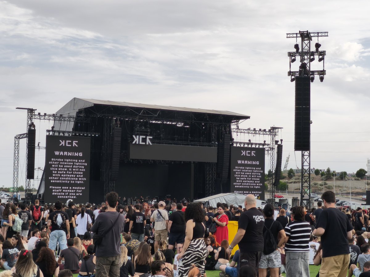 korekibutz's tweet photo. @randmsunglasses Me ha encantado, he reido, bailado, cantado y rodeada de gente pasandoselo super bien  y muy maja, la de conversaciones randon que tuvimos para comprar la camiseta https://t.co/pt5nTGqGa6