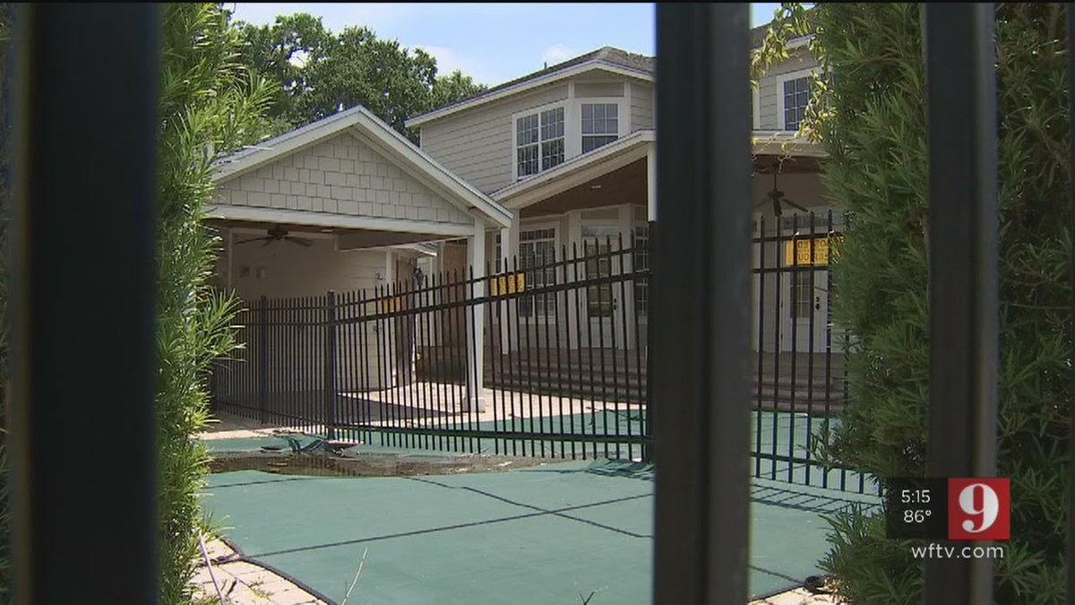 pattosie's tweet photo. Property owner divides pool with a fence. https://t.co/cB3gKp6uxE https://t.co/No3T69sUAP