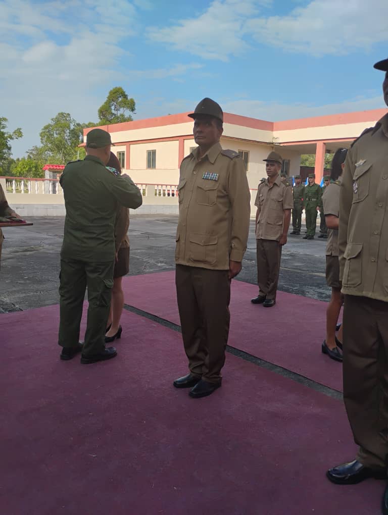 rlicea_mojena's tweet photo. En saludo al 73 Aniversario del asalto a los Cuarteles Moncada y Carlos Manuel de Céspedes, y los #100AñosConFidel se realiza en el Sector Militar Especial #IslaDeLaJuventud acto de ascenso y condecoraciones #SentirPinero #LaPatriaSeDefiende #MiMoncadaEsLaPatria https://t.co/UeJ4lyyrnH