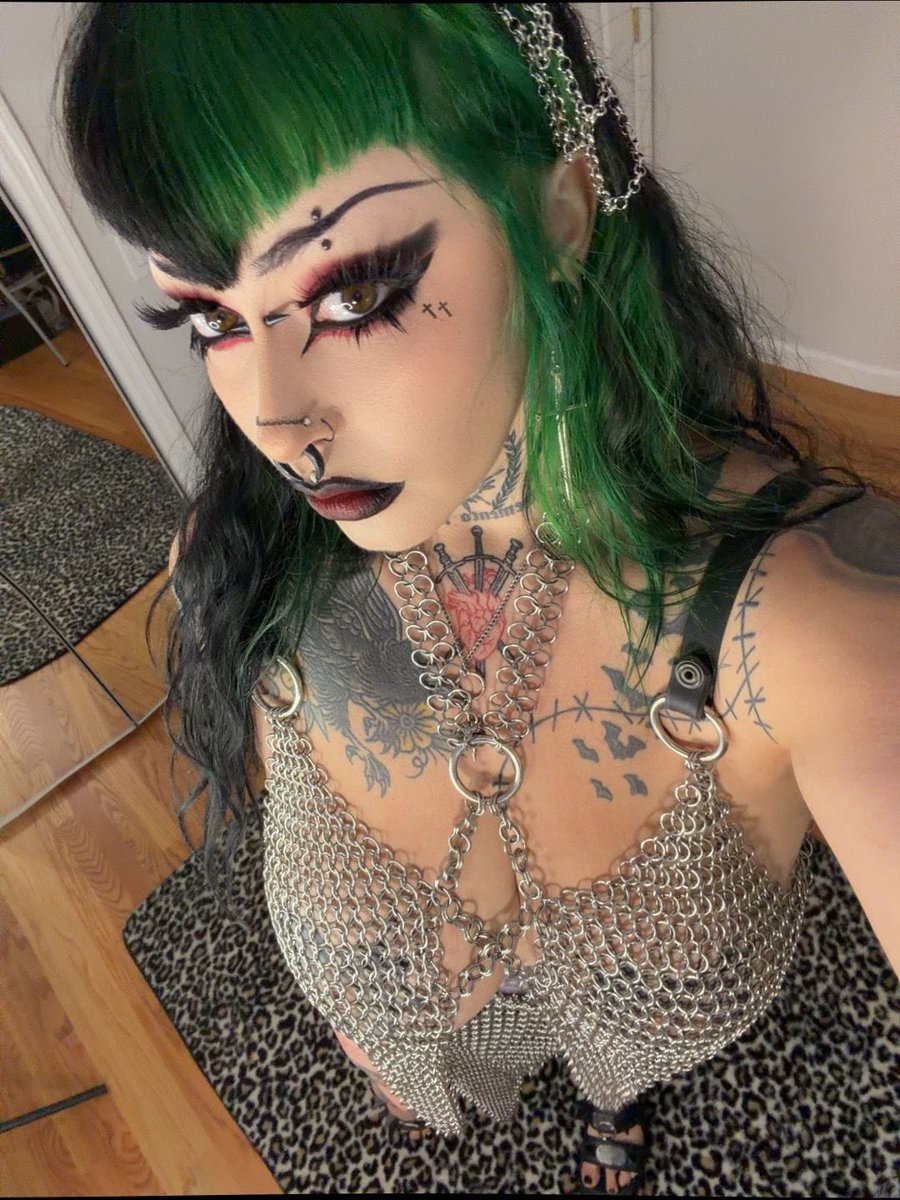 wakeupcharli's tweet photo. the whole point of life is to get a hot goth gf https://t.co/h6JVb7Rxbe