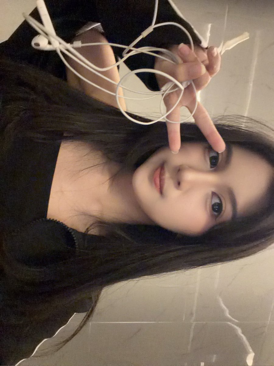 AR_AnindyaJKT48's tweet photo. ini versi satuan nya yg dr story https://t.co/SBT0dW6iS2