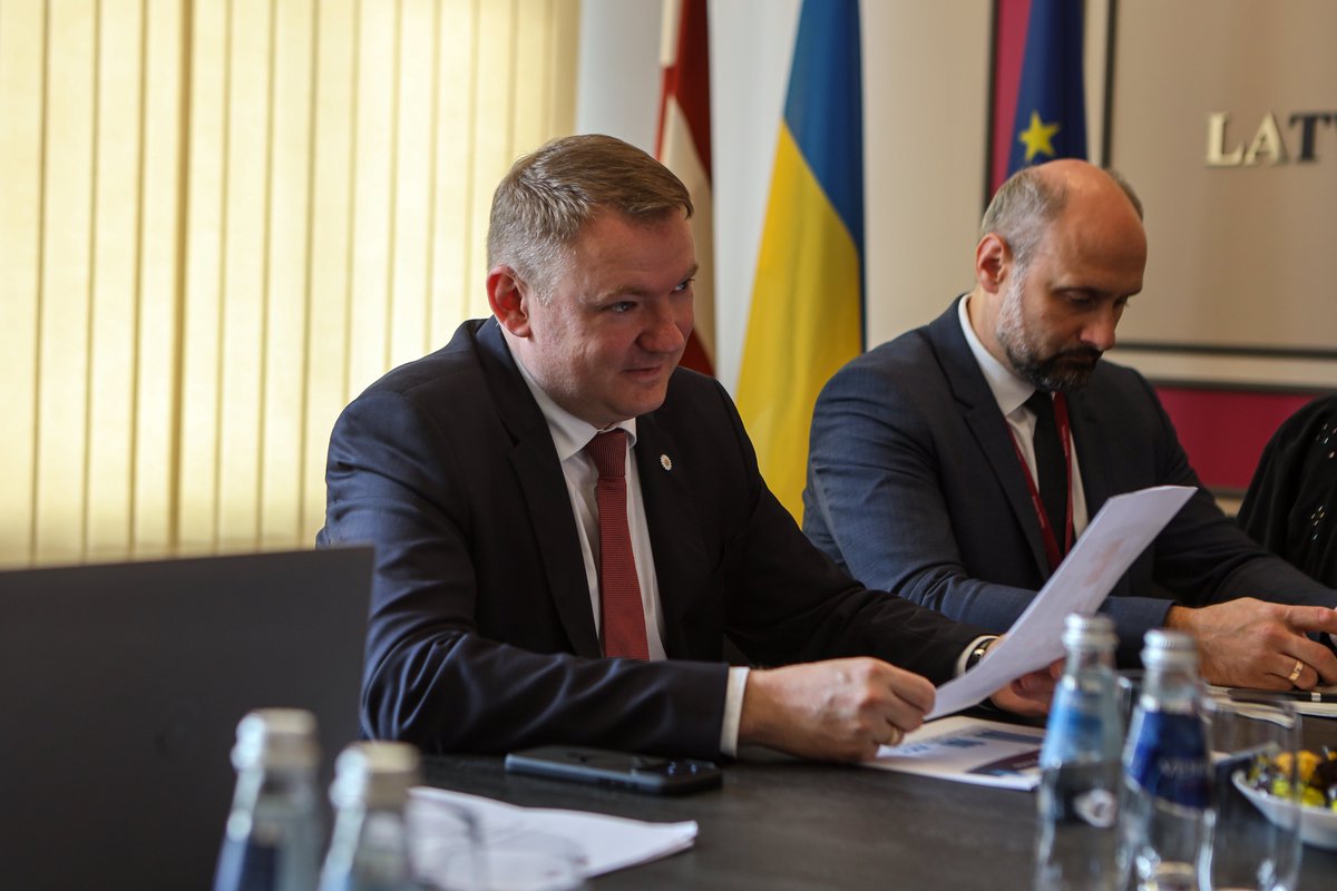 EdvardsSmiltens's tweet photo. Tiesas nolēmumam ir jābūt ne tikai taisnīgam, bet arī savlaicīgi izpildītam! ⚖️

Tāpēc kopā ar Latvijas Zvērinātu tiesu izpildītāju padomi turpinām pilnveidot tiesu nolēmumu izpildes sistēmu:
✅ mazinām birokrātiju, vienkāršojot parādu piedziņas procesu uzņēmumu reorganizācijas gadījumos;
✅ veicinām plašāku e-adreses izmantošanu, lai paātrinātu dokumentu apriti un samazinātu izmaksas;
✅ pilnveidojam regulējumu, lai nepieļautu izvairīšanos no tiesas nolēmumu izpildes.

Mērķis ir skaidrs – ātrāka, efektīvāka un taisnīgāka tiesu nolēmumu izpilde, kas stiprina uzticēšanos tiesiskumam un samazina administratīvo slogu gan iedzīvotājiem, gan uzņēmējiem.