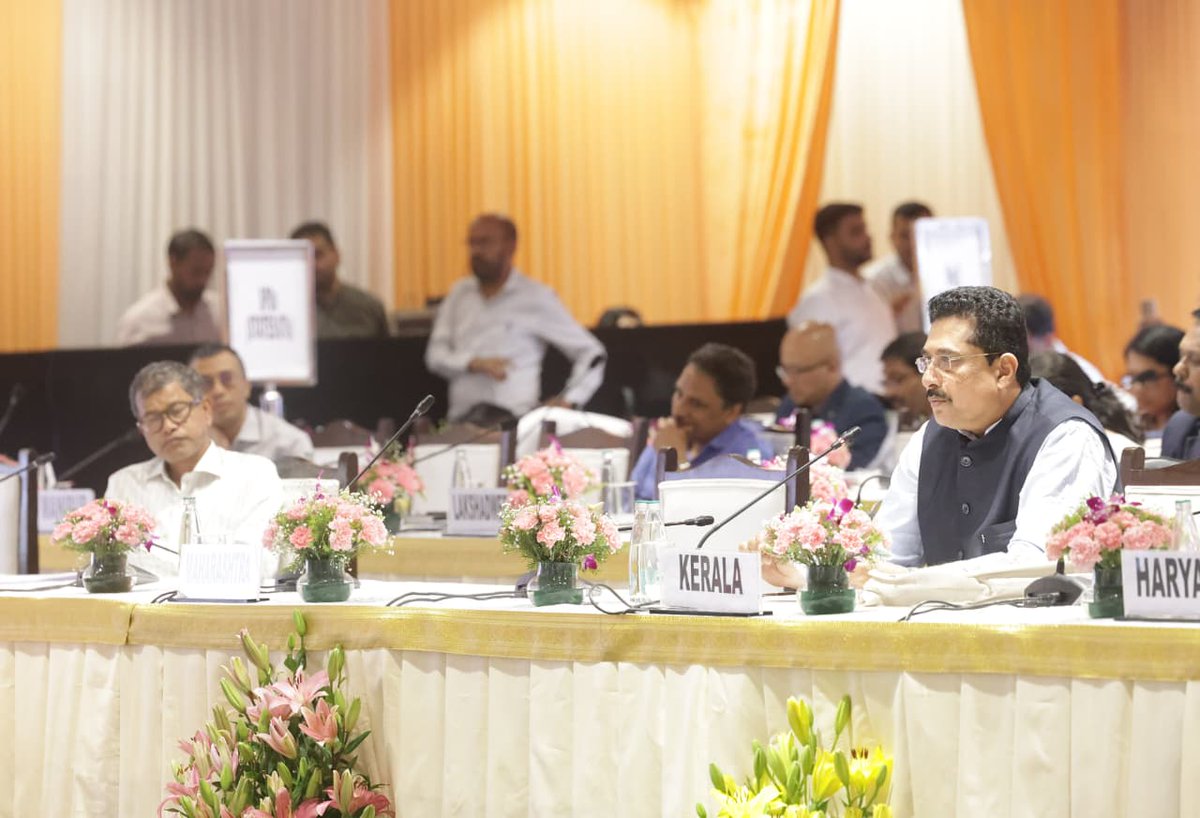 dpradhanbjp's tweet photo. आज @EduMinOfIndia द्वारा आयोजित विभिन्न राज्यों के शिक्षा मंत्रियों के दो दिवसीय सम्मेलन को संबोधित किया। इस अवसर पर आगामी 29 जुलाई को राष्ट्रीय शिक्षा नीति (NEP) 2020 के क्रियान्वयन के छह वर्ष पूर्ण होने के संदर्भ में समग्र शिक्षा, PM SHRI, PM POSHAN, NIPUN सहित School Education से जुड़ी केंद्र प्रायोजित योजनाओं की प्रगति, राज्यों से प्राप्त सुझावों तथा आगामी कार्ययोजना पर व्यापक चर्चा हुई। केंद्र और राज्यों की साझेदारी ही इन पहलों के प्रभावी क्रियान्वयन का सबसे मजबूत आधार है।

माननीय प्रधानमंत्री श्री @narendramodi जी के 'विकसित भारत 2047' के संकल्प को साकार करने के लिए School Education सबसे महत्वपूर्ण आधार है। आज देश के लगभग 30 करोड़ स्कूली बच्चों के लिए NEP 2020 के अनुरूप Foundational Literacy and Numeracy (FLN), मातृभाषा में शिक्षा, कौशल विकास, खेल, नवाचार, वैज्ञानिक दृष्टिकोण तथा विद्यालयों में सामुदायिक सहभागिता को और सशक्त बनाने पर विशेष बल दिया जा रहा है। साथ ही PM SHRI विद्यालयों, PM POSHAN, Atal Tinkering Labs के विस्तार तथा School Education की गुणवत्ता को नई गति देने पर भी भारत सरकार और राज्य सरकार मिलकर कार्य कर रही है। 

यह सम्मेलन केवल योजनाओं की समीक्षा का मंच नहीं, बल्कि 'विकसित भारत' के लिए साझा संकल्प का महत्वपूर्ण माध्यम है। राज्यों के अनुभव, नवाचार और कार्य प्रणालियों के आधार पर हम NEP 2020 के प्रभावी क्रियान्वयन को और गति देंगे तथा प्रत्येक बच्चे को गुणवत्तापूर्ण, समावेशी और भविष्य उन्मुख शिक्षा उपलब्ध कराकर भारत की अमृत पीढ़ी को राष्ट्र निर्माण के लिए सशक्त बनाएंगे।