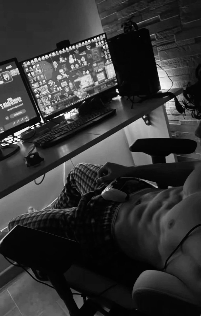 thv_sstar's tweet photo. ͟    ܿ 🌪️.  ─ Me la pase jugando videojuegos toda la noche ,buen díaࡄ https://t.co/FLjyULqqzs