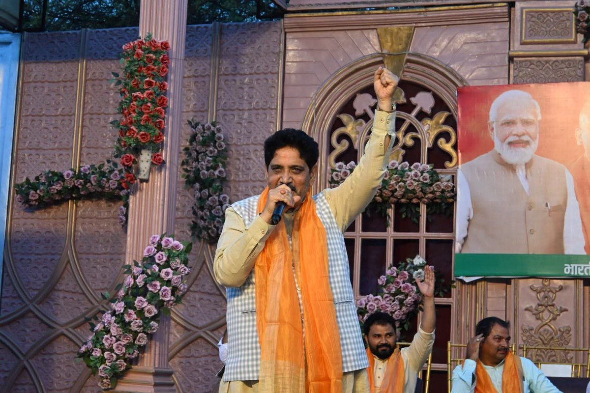 KapilMavi01's tweet photo. आज साहिबाबाद विधानसभा-55 के 'बूथ अध्यक्ष सम्मेलन' में पार्टी के कर्मठ कार्यकर्ताओं एवं बूथ अध्यक्षों के साथ संवाद किया। कार्यक्रम में महानगर अध्यक्ष श्री मयंक गोयल जी एवं मुख्य अतिथि पूर्व प्रदेश मंत्री डॉ. चंद्र मोहन जी की गरिमामयी उपस्थिति   रहे #sunilsharma   #BJP4UP https://t.co/8BI2tK39XY
