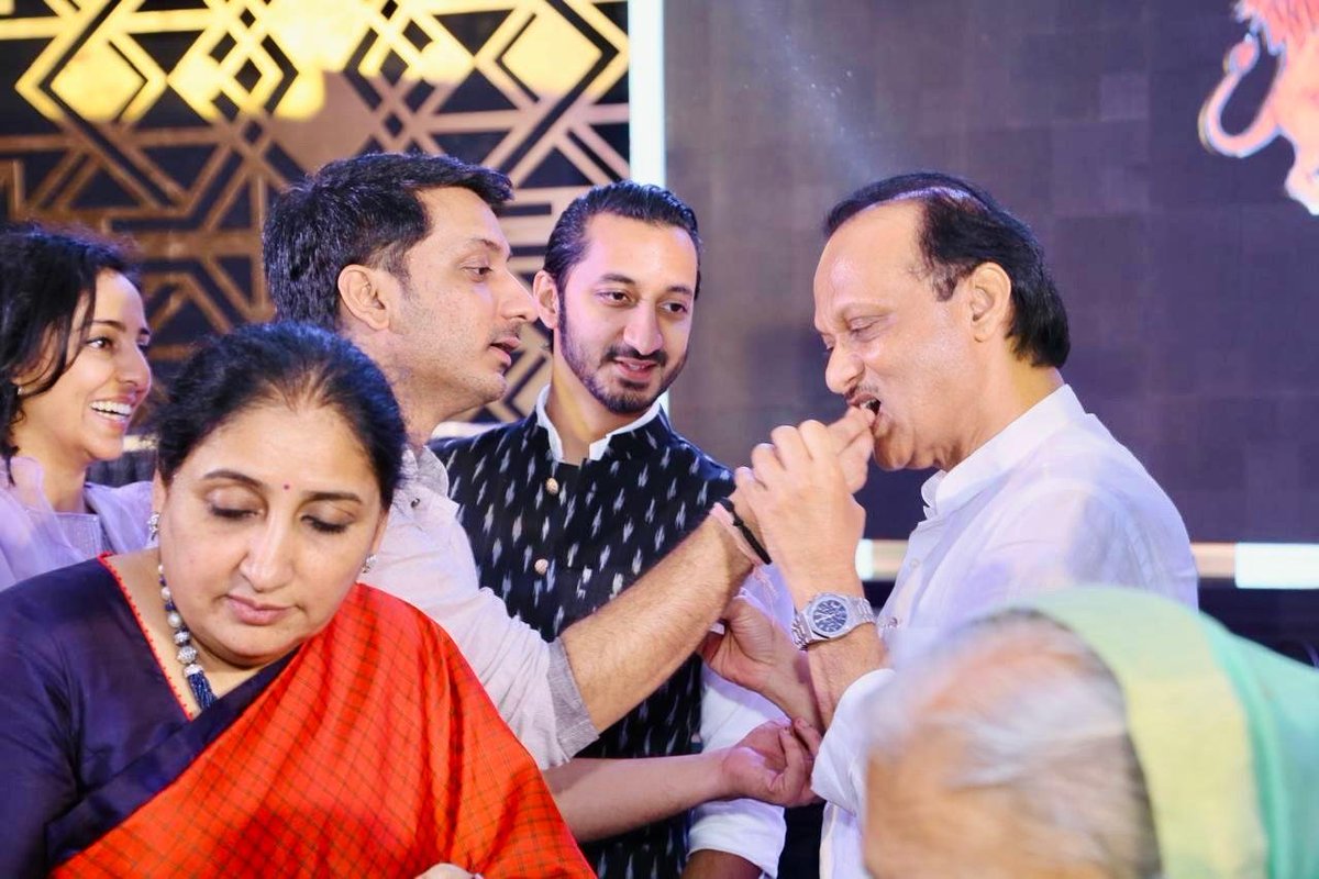 parthajitpawar's tweet photo. दादा…

आज पूर्ण दिवस गेला, पण तुमच्या वाढदिवसानिमित्त दोन शब्द लिहिण्याचं धाडसच होत नव्हतं. 

दिवसभर महाराष्ट्राच्या कानाकोपऱ्यातून तुमच्याविषयी व्यक्त होणारं प्रेम आणि आदर पाहताना तुमच्या आठवणी सतत डोळ्यांसमोर येत राहिल्या.

तुम्ही आज आमच्यात नाही, ही उणीव फक्त पवार कुटुंबालाच नाही, तर संपूर्ण महाराष्ट्राला जाणवते आहे.

दादा, तुम्ही असताना प्रत्येक संघर्ष सोपा वाटायचा. आज प्रत्येक पावलावर तुमची उणीव जाणवते. पण तुम्ही काळजी करू नका. तुमच्यावर प्रेम करणारी महाराष्ट्रातील जनता, तुमच्या लाडक्या बहिणी, राष्ट्रवादी काँग्रेस पक्षाचे लाखो निष्ठावान कार्यकर्ते व सर्व आमदार आमच्या पाठीशी खंबीरपणे उभे आहेत.

महाराष्ट्राची सेवा करताना तुमच्यासाठी प्रत्येक माणूस महत्त्वाचा होता. त्याच भावनेने आम्ही तुमचं कार्य पुढे नेत राहू.

तुमचे आशीर्वाद आमच्यावर असेच कायम राहू देत. तुम्ही सदैव आमच्या हृदयात राहाल! 🙏

आपलाच,
पार्थ