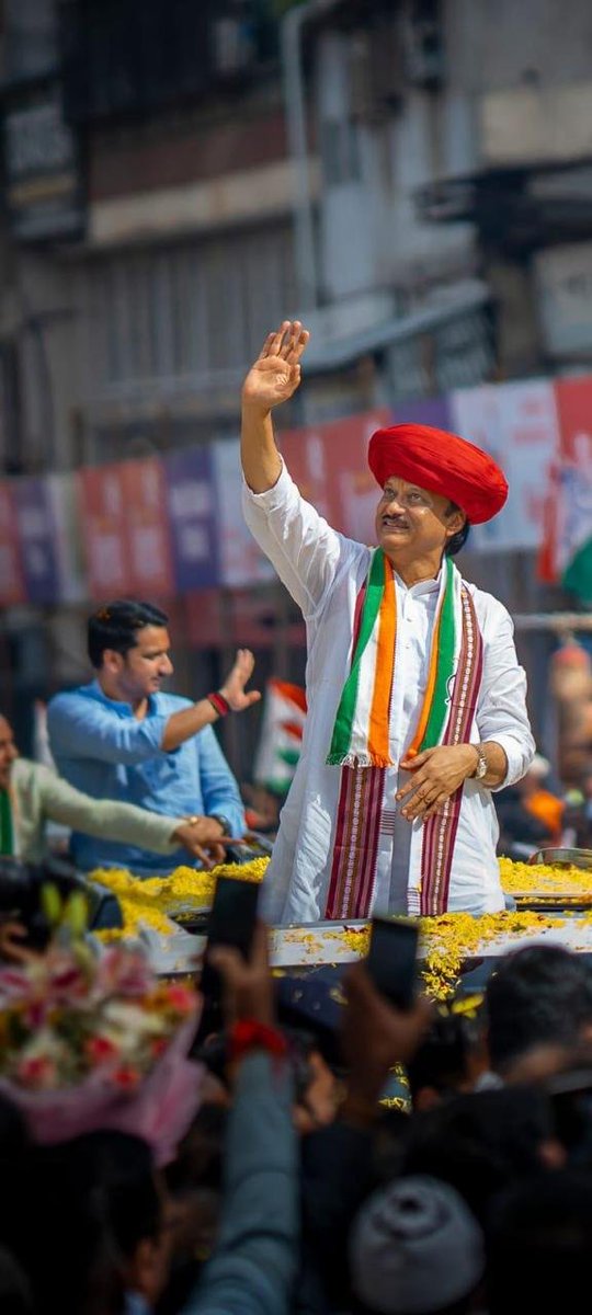 parthajitpawar's tweet photo. दादा…

आज पूर्ण दिवस गेला, पण तुमच्या वाढदिवसानिमित्त दोन शब्द लिहिण्याचं धाडसच होत नव्हतं. 

दिवसभर महाराष्ट्राच्या कानाकोपऱ्यातून तुमच्याविषयी व्यक्त होणारं प्रेम आणि आदर पाहताना तुमच्या आठवणी सतत डोळ्यांसमोर येत राहिल्या.

तुम्ही आज आमच्यात नाही, ही उणीव फक्त पवार कुटुंबालाच नाही, तर संपूर्ण महाराष्ट्राला जाणवते आहे.

दादा, तुम्ही असताना प्रत्येक संघर्ष सोपा वाटायचा. आज प्रत्येक पावलावर तुमची उणीव जाणवते. पण तुम्ही काळजी करू नका. तुमच्यावर प्रेम करणारी महाराष्ट्रातील जनता, तुमच्या लाडक्या बहिणी, राष्ट्रवादी काँग्रेस पक्षाचे लाखो निष्ठावान कार्यकर्ते व सर्व आमदार आमच्या पाठीशी खंबीरपणे उभे आहेत.

महाराष्ट्राची सेवा करताना तुमच्यासाठी प्रत्येक माणूस महत्त्वाचा होता. त्याच भावनेने आम्ही तुमचं कार्य पुढे नेत राहू.

तुमचे आशीर्वाद आमच्यावर असेच कायम राहू देत. तुम्ही सदैव आमच्या हृदयात राहाल! 🙏

आपलाच,
पार्थ