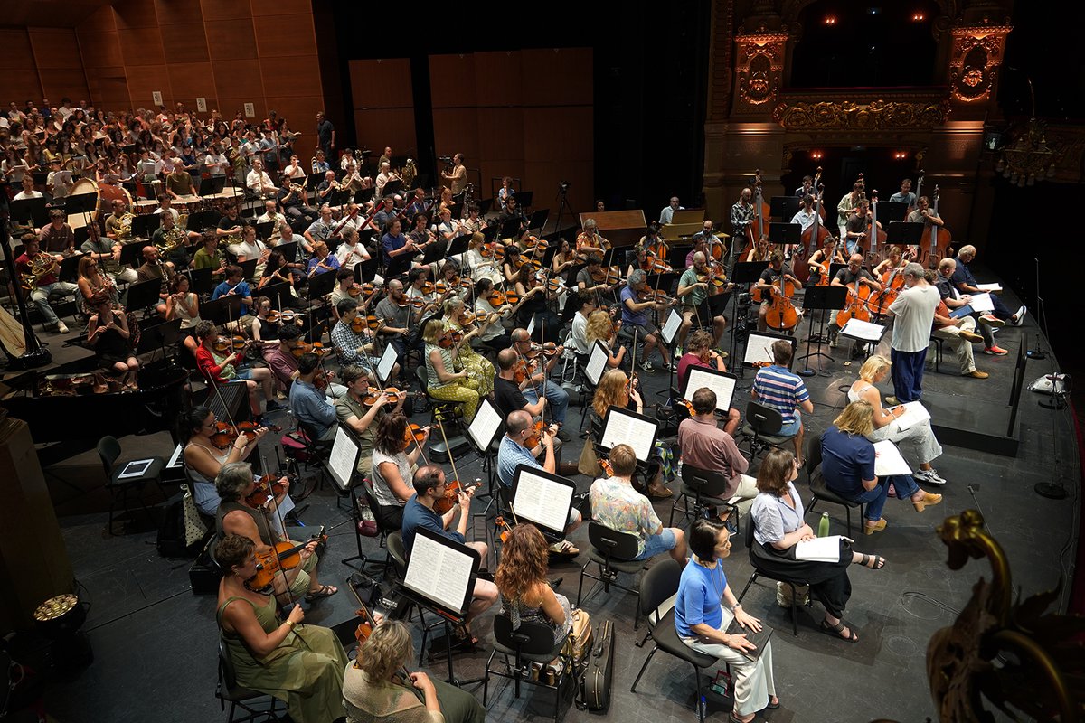 Liceu_cat's tweet photo. Assagem la Simfonia núm. 8 de Mahler amb l'Orquestra Simfònica del Liceu, el Cor del Liceu, el Coro Nacional de España, la Polifònica de Puig-reig i el Cor Vivaldi, sota la direcció de Josep Pons (@ConductorPons) https://t.co/Hmq3zmqUc9