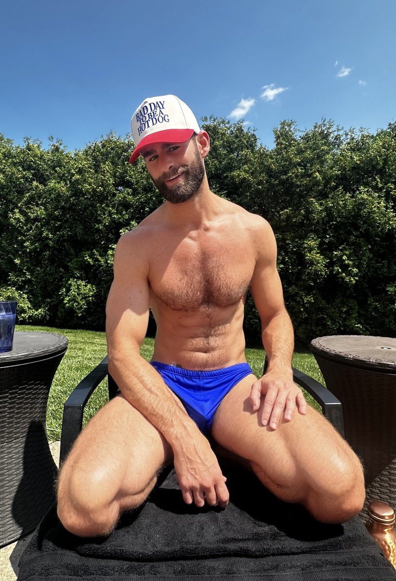 ChrisSalva14's tweet photo. Hot dog beware 🍆 https://t.co/RmaWPlhHIt