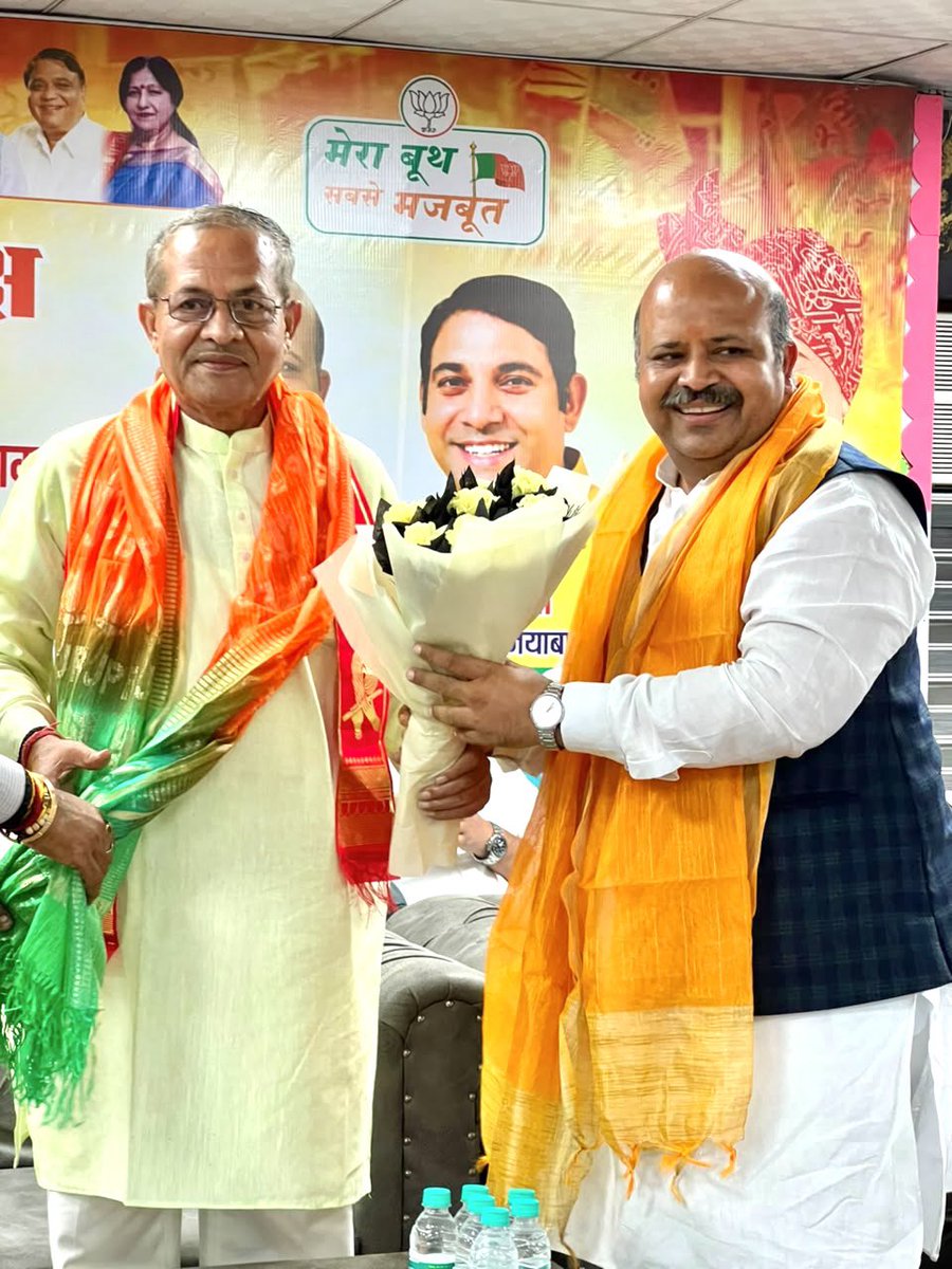nawabsnagar's tweet photo. आज गाज़ियाबाद में आयोजित भाजपा बूथ अध्यक्ष सम्मेलन में सम्मिलित होकर पार्टी के कर्मठ एवं समर्पित बूथ अध्यक्षों को संबोधित किया। इस अवसर पर गाज़ियाबाद के लोकप्रिय सांसद आदरणीय श्री Atul Garg जी, भाजपा गाज़ियाबाद महानगर अध्यक्ष भाई Mayank Goel जी, माननीय विधायक आदरणीय श्री @sanjivsharmabjp जी तथा पार्टी के अन्य वरि��्ठ पदाधिकारी एवं देवतुल्य कार्यकर्ता उपस्थित रहे।

बूथ अध्यक्ष ही संगठन की सशक्त कड़ी हैं। उनके अथक परिश्रम, समर्पण और जनसेवा के संकल्प के बल पर भारतीय जनता पार्टी निरंतर जन-जन का विश्वास अर्जित कर रही है। संगठन की मज��ूती, बूथ सशक्तिकरण और आगामी संगठनात्मक कार्यक्रमों को लेकर विस्तृत चर्चा की तथा प्रत्येक बूथ को और अधिक सुदृढ़ बनाने का आह्वान किया।

#BJP4ViksitBharat #BJP4UP