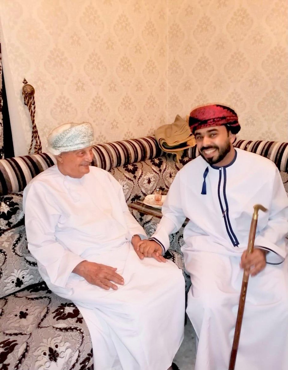 mohammedrws's tweet photo. الفقدُ الحقيقي ليس غياب الجسد بل الفقد الحقيقي أن تغيب ابتسامةٌ كانت تُطمئن القلوب، وصوتٌ كان يحمل نبرة  الحكمة والألفة والابتسامة والود والصفات المحببة للقلب  ، لقد غاب عنا اليوم رجلٌ عرفناه بالتقوى والصلاح فكان حضوره خيراً ، وذكراه بعد الرحيل نوراً وضياء .

لقد فقدت محافظة ظفار أحد رجالها الأخيار ، وفقدتُ أنا خالاً عزيزاً  كان مثالًا للبر والروح الصافية ، وحسن الخلق، وطيب السيرة ، لقد عرفناه قريباَ من الله قريبا من كتابه ، محباً للخير ، كريم النفس، لين الجانب لا يُعرف إلا بجميل القول وحسن العمل، وهكذا نحسبه عند الله ولا نزكي على الله أحد .

خالي العزيز  ، لقد رحلت عن الدنيا، لكنك تركت في قلوبنا أثراً  لا يزول وسيرةً طيبةً نتحدث عنها بين الأهل والأقارب بما اتسمت به نفسك من اخلاق رفيعة ، ومن خير ورحمة وتواضع ، وما أعظمها من نعمة أن يرحل الإنسان عن الدنيا وقد خلّف وراءه الدعوات الصادقة والمحبة الصافية والذرية الطيبة الصالحة .

في آخر لقاء بيننا بمنزله قبل وفاته بساعات اسمعته بشارة النبي عليه افضل الصلاة وازكى السلام للمسلمين حين قال : «خيرُ الناسِ من طالَ عمرُه وحسنَ عملُه»، فإني أسأل الله أن تكون يا خالي العزيز ممن نال هذه البشارة ، وأن يبدلك الله داراً خيراً  من دارك ، وأهلاً  خيراً  من أهلك، وأن يجعلك في جنات النعيم مع النبيين والصديقين والشهداء والصالحين وحسن اولئك رفيقا .

اللهم اغفر لعبدك سالم بن سهيل فاضل، وارفع درجته في المهديين، وافسح له في قبره ، ونوّر له فيه، واجعل قبره روضةً من رياض الجنة واجمعنا به في مستقر رحمتك يا أرحم الراحمين ..
رحمك الله يا خالي الغالي... فقدنا وجودك ، لكن ستبقى ذكراك الطيبة حيّةً بمشيئة الله تعالى في القلب ما أمتد بنا العمر .
﴿إِنَّا لِلَّهِ وَإِنَّا إِلَيْهِ رَاجِعُونَ﴾.
#رثاء