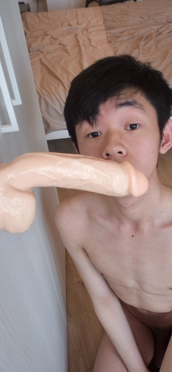 LiamTwxnk's tweet photo. wanna know if it can fit my mouth 👅 https://t.co/2ad1az1zrJ