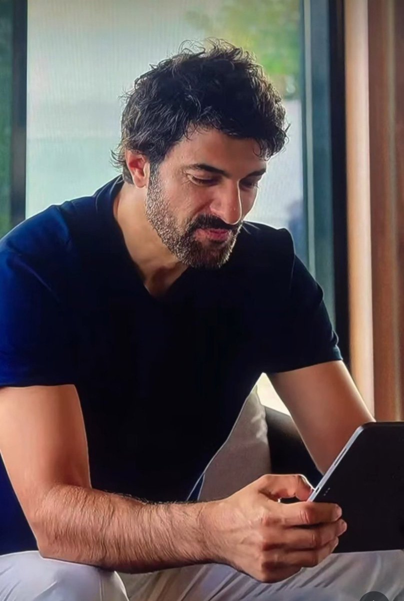 CorazonBlancoEA's tweet photo. Un hombre entregado a lo que hace 💥💥👏👏
#EnginAkyürek @Artistanbul1 https://t.co/acMe3wj46K