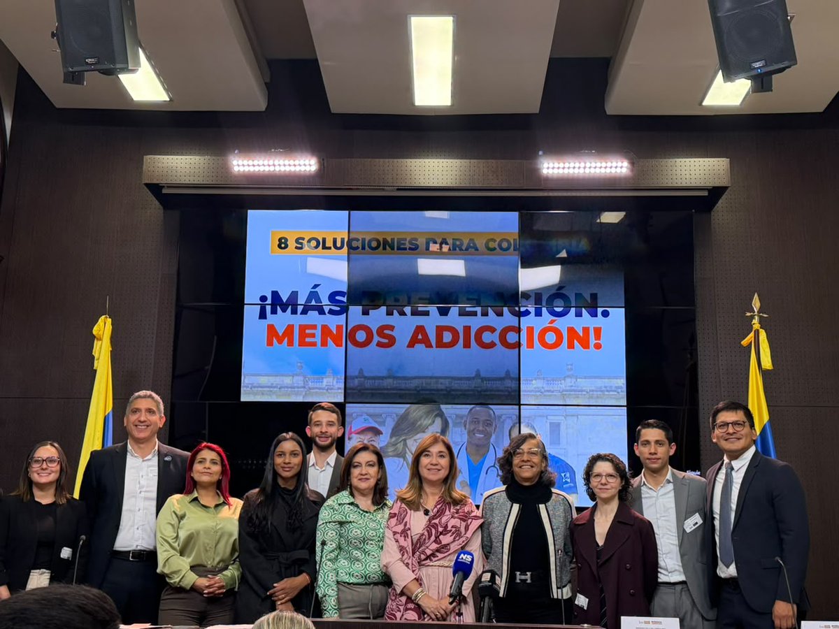 RedPaPaz's tweet photo. ¡Hoy acompañamos la radicación del PL 4526 de Cámara a favor de los #ImpuestosSaludablesYa a los productos de tabaco! 🏛️🇨🇴

¿Sabías que en Colombia la edad promedio de inicio en el consumo de tabaco es a los 13 años? Según el Estudio Nacional de Consumo en Población Escolar, el uso de cigarrillos electrónicos ya duplica al del cigarrillo tradicional en adolescentes.

La razón es simple y preocupante: son baratos y esto los hace accesibles para ellos. 🚨

La evidencia de la @OMS_OPS es clara: aumentar los impuestos a estos productos es la medida más eficaz para proteger a la niñez y la adolescencia

📲 Comparte esta publicación y ayúdanos a visibilizar este debate urgente.
