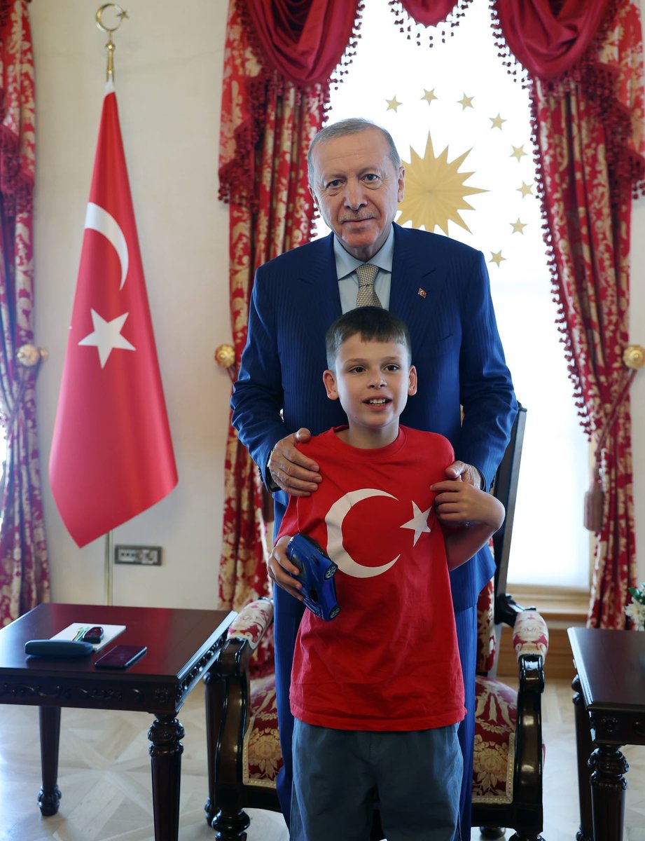 Akparti's tweet photo. Cumhurbaşkanımız Sayın Recep Tayyip Erdoğan, İngiltere'de İslam karşıtı eylemler karşısında nefret yerine hoşgörü mesajı veren "Cake Not Hate" (Nefret Etme, Kek Yap) hareketinin kurucusu ve gönüllü temsilcisi Joshua Harris'i kabul etti. https://t.co/B6pqvuIsu9