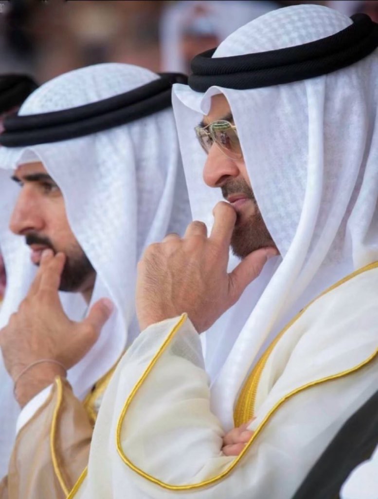 gang_uae's tweet photo. وزير الدفاع الشيخ حمدان بن محمد بن راشد يلقي أبياتاً شعرية في مدح رئيس الدولة الشيخ #محمد_بن_زايد 🇦🇪

هذا هو القايد و هذا هو الوالد 
بوخالد اللي فعوله غير منجَحده

مشاكل الكون تأتي عند أبو خالد 
ويخلَص المشكله بمُكالمه وحده https://t.co/hIElolSKgn