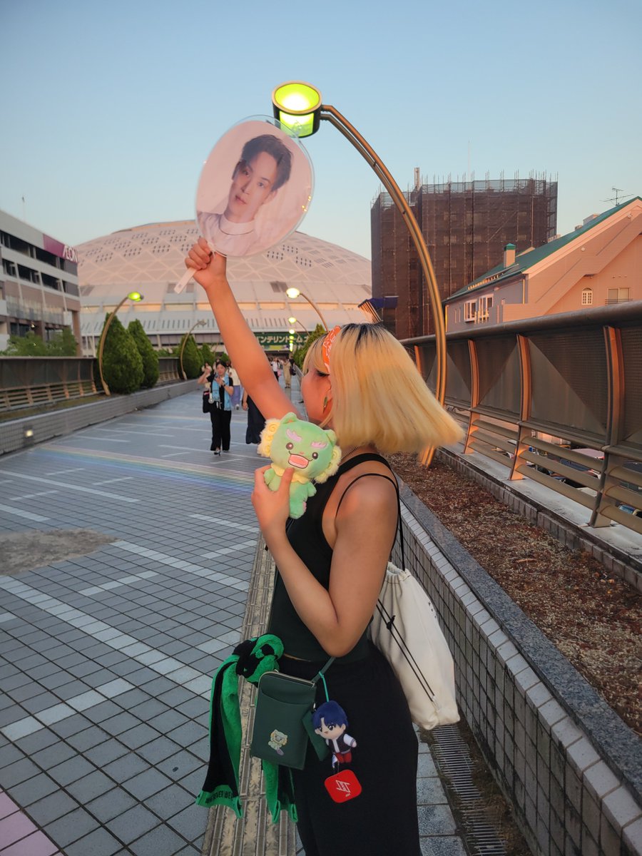 nono_4190's tweet photo. すれ違ったお姉さんから花びらをいただき、
別のお姉さんからトレカをいただき、セントラルパークでお兄さんから花びらをいただきました✨😳
ライブは最高だったし優しい方々に出会えて
涙涙な幸せな1日になりました😭✨
ありがとうございました！！
 #JO1  #JO1DER_SHOW   #EIEN https://t.co/R8Ej3kg3c1