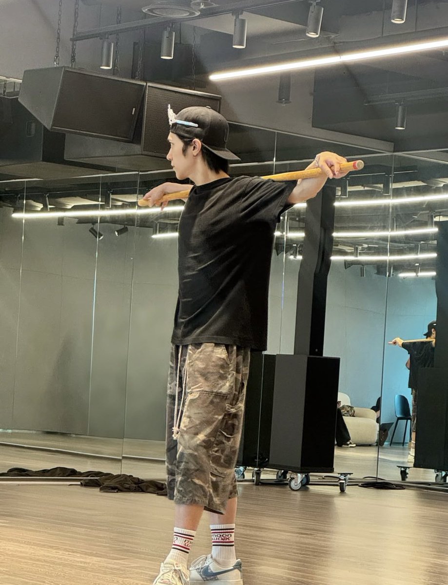 henderyloml_'s tweet photo. #HENDERY wayv.unofficial instagram update

“new song concept sneak peak?! 💫”

HELPSJDKSLDN so are we getting princess dery again? i’m certainly not opposed to the idea 🤩 https://t.co/VnzKO9sqxF
