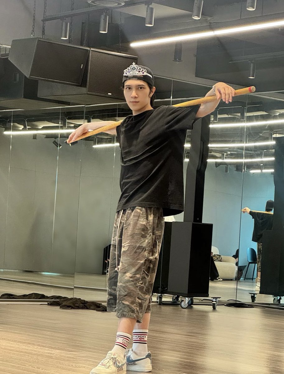 henderyloml_'s tweet photo. #HENDERY wayv.unofficial instagram update

“new song concept sneak peak?! 💫”

HELPSJDKSLDN so are we getting princess dery again? i’m certainly not opposed to the idea 🤩 https://t.co/VnzKO9sqxF